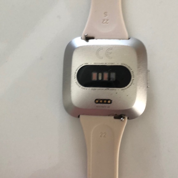 Silver Fitbit versa (comes with charger) - Picture 3 of 4